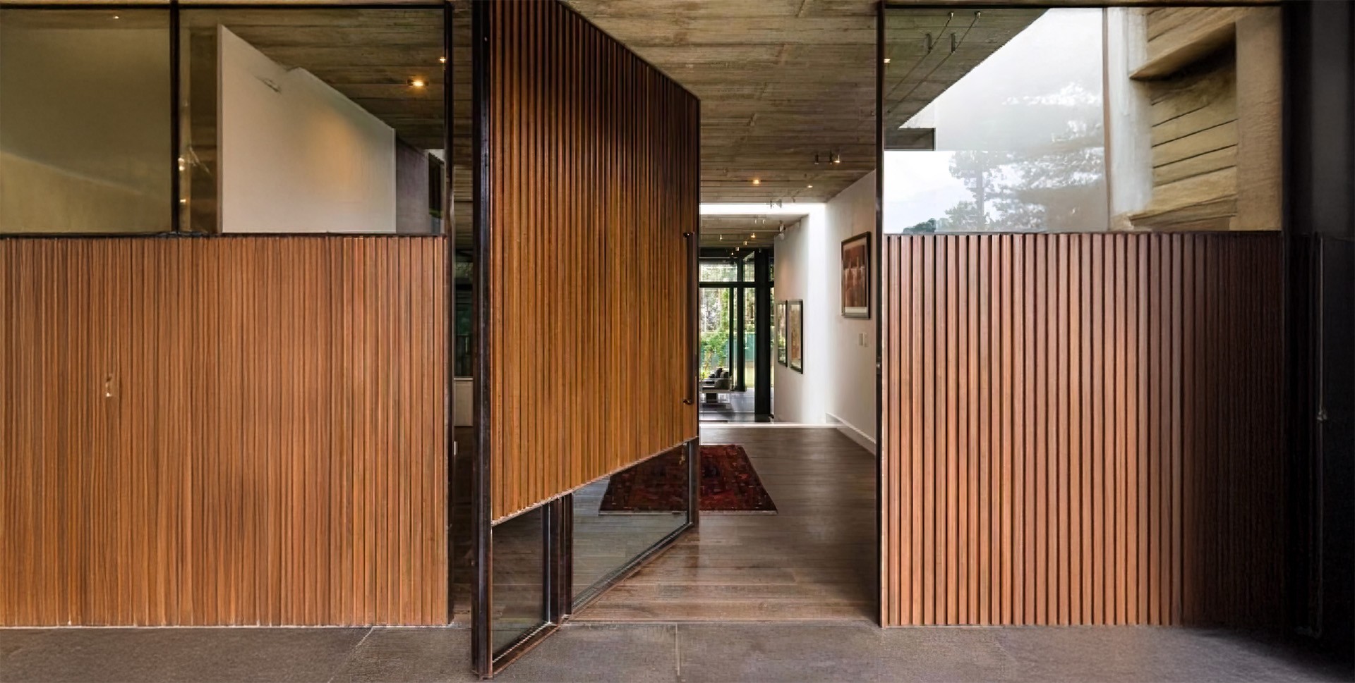 Painel ripado estilo madeira em ambiente interno